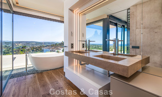 Villa de luxe moderne et élégante à vendre avec vue sur la mer dans une communauté fermée de Sotogrande, Costa del Sol 63499 
