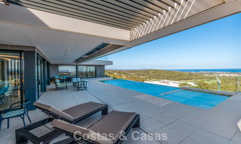 Villa de luxe moderne et élégante à vendre avec vue sur la mer dans une communauté fermée de Sotogrande, Costa del Sol 63500