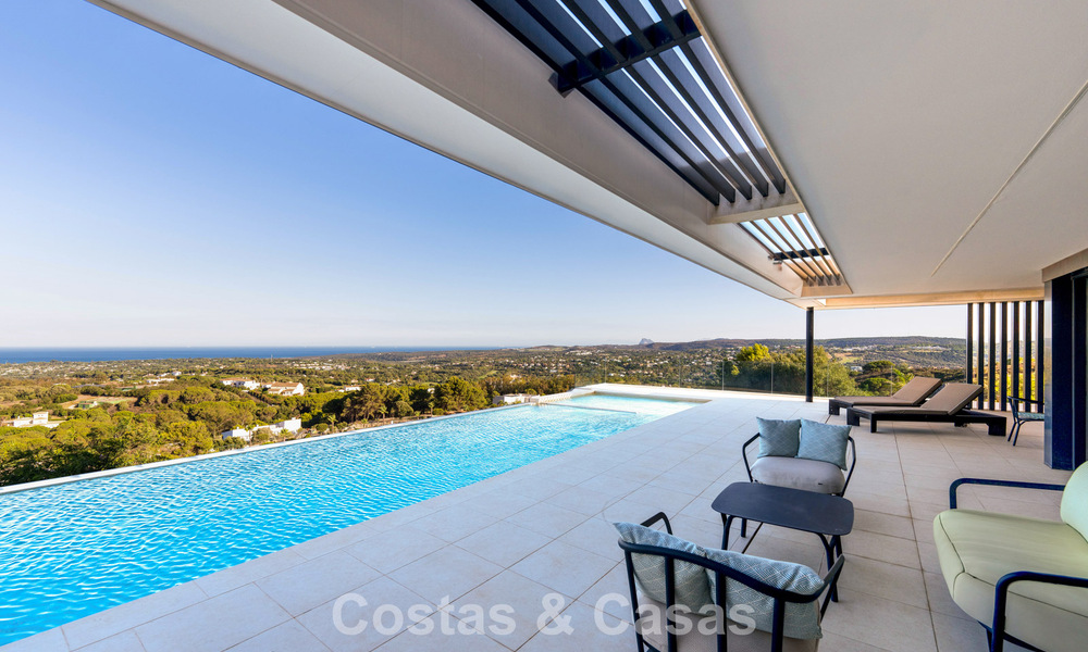 Villa de luxe moderne et élégante à vendre avec vue sur la mer dans une communauté fermée de Sotogrande, Costa del Sol 63501