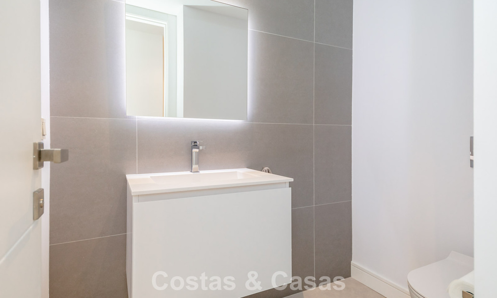 Villa moderniste au design épuré et à la vue imprenable sur la mer à vendre dans une communauté golfique protégée à East Marbella 63572