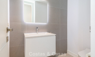 Villa moderniste au design épuré et à la vue imprenable sur la mer à vendre dans une communauté golfique protégée à East Marbella 63572 