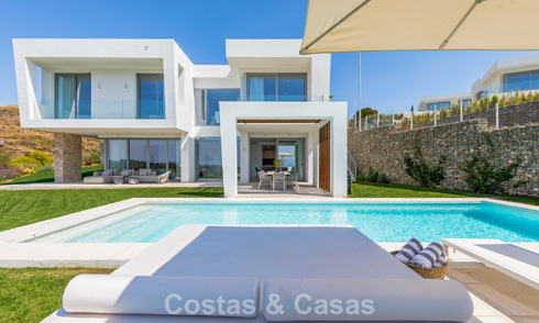 Villa moderniste au design épuré et à la vue imprenable sur la mer à vendre dans une communauté golfique protégée à East Marbella 63573