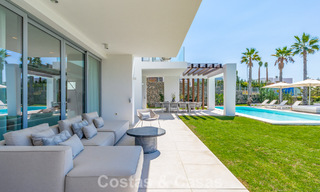 Villa moderniste au design épuré et à la vue imprenable sur la mer à vendre dans une communauté golfique protégée à East Marbella 63574 