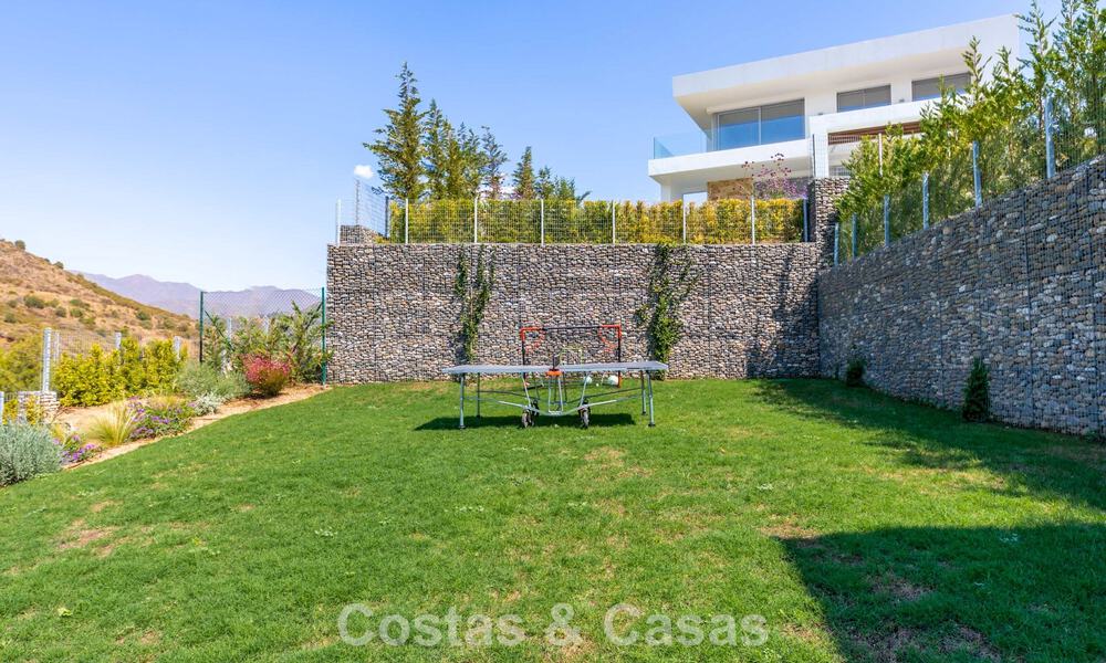 Villa moderniste au design épuré et à la vue imprenable sur la mer à vendre dans une communauté golfique protégée à East Marbella 63575