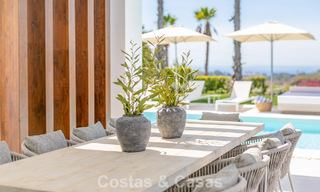 Villa moderniste au design épuré et à la vue imprenable sur la mer à vendre dans une communauté golfique protégée à East Marbella 63576 