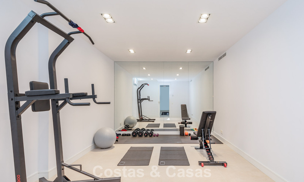 Villa moderniste au design épuré et à la vue imprenable sur la mer à vendre dans une communauté golfique protégée à East Marbella 63579