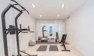 Villa moderniste au design épuré et à la vue imprenable sur la mer à vendre dans une communauté golfique protégée à East Marbella 63579 