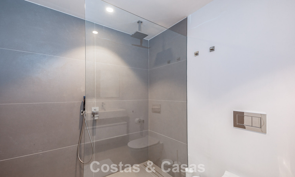 Villa moderniste au design épuré et à la vue imprenable sur la mer à vendre dans une communauté golfique protégée à East Marbella 63581