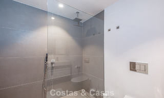 Villa moderniste au design épuré et à la vue imprenable sur la mer à vendre dans une communauté golfique protégée à East Marbella 63581 