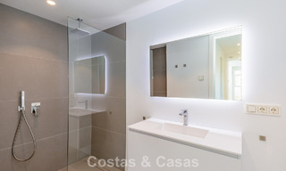 Villa moderniste au design épuré et à la vue imprenable sur la mer à vendre dans une communauté golfique protégée à East Marbella 63584 