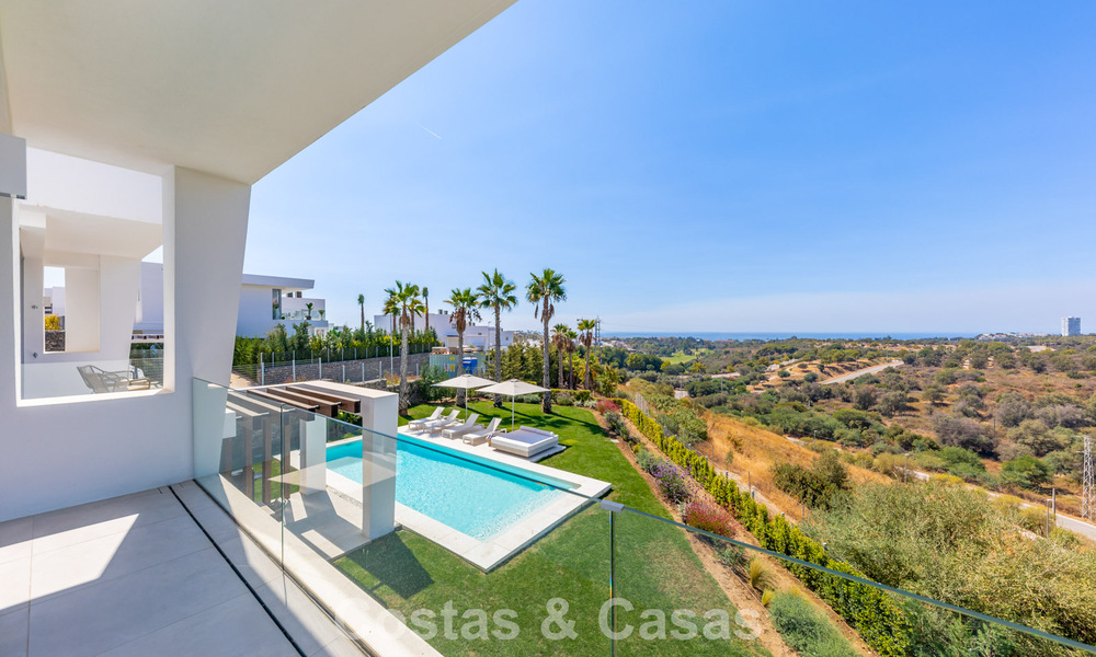 Villa moderniste au design épuré et à la vue imprenable sur la mer à vendre dans une communauté golfique protégée à East Marbella 63587
