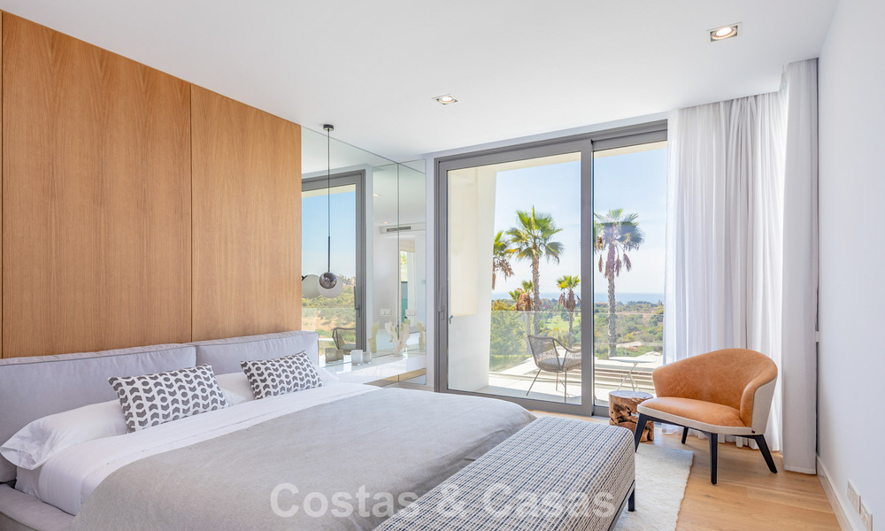 Villa moderniste au design épuré et à la vue imprenable sur la mer à vendre dans une communauté golfique protégée à East Marbella 63588