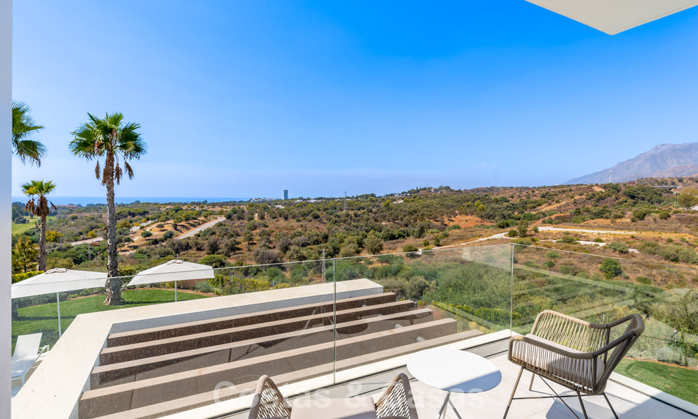 Villa moderniste au design épuré et à la vue imprenable sur la mer à vendre dans une communauté golfique protégée à East Marbella 63589