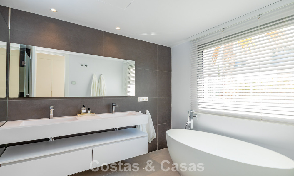 Villa moderniste au design épuré et à la vue imprenable sur la mer à vendre dans une communauté golfique protégée à East Marbella 63590