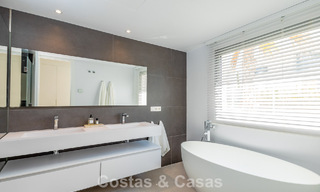 Villa moderniste au design épuré et à la vue imprenable sur la mer à vendre dans une communauté golfique protégée à East Marbella 63590 