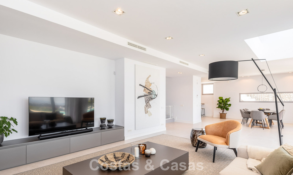 Villa moderniste au design épuré et à la vue imprenable sur la mer à vendre dans une communauté golfique protégée à East Marbella 63591