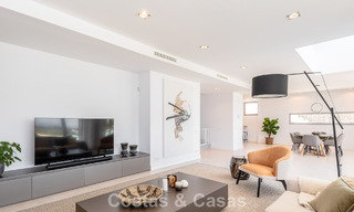 Villa moderniste au design épuré et à la vue imprenable sur la mer à vendre dans une communauté golfique protégée à East Marbella 63591 