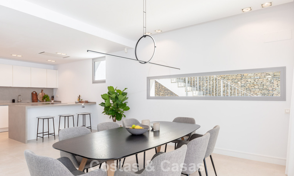 Villa moderniste au design épuré et à la vue imprenable sur la mer à vendre dans une communauté golfique protégée à East Marbella 63592