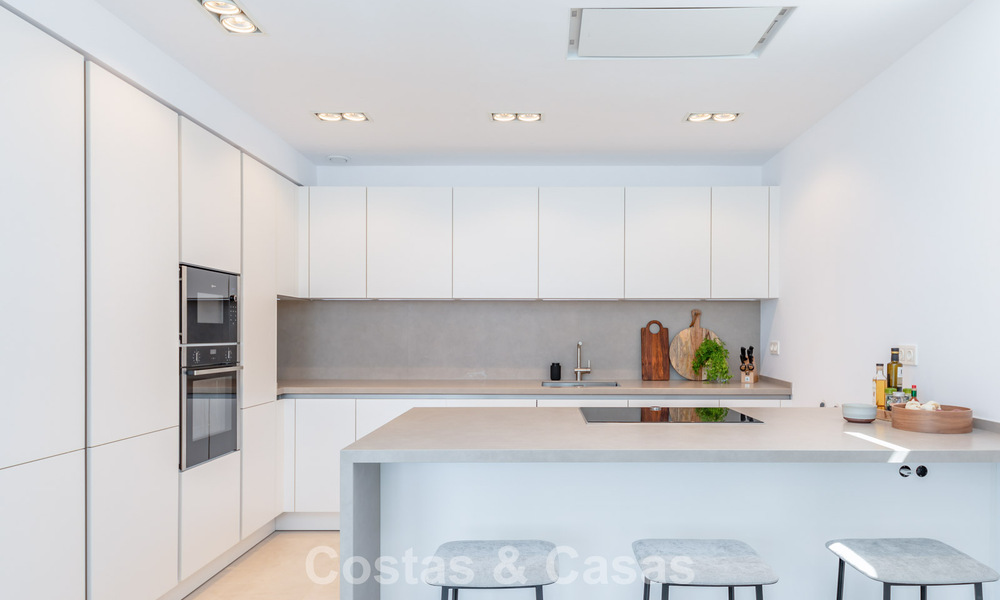 Villa moderniste au design épuré et à la vue imprenable sur la mer à vendre dans une communauté golfique protégée à East Marbella 63593