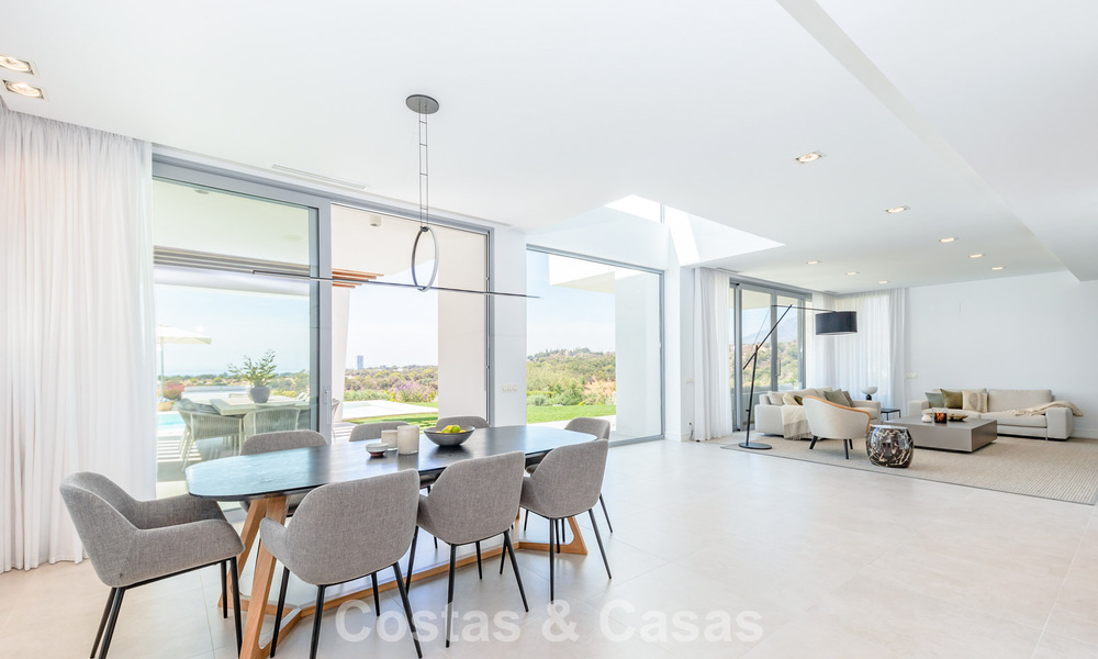 Villa moderniste au design épuré et à la vue imprenable sur la mer à vendre dans une communauté golfique protégée à East Marbella 63594