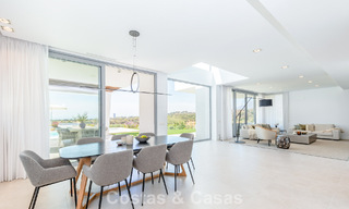 Villa moderniste au design épuré et à la vue imprenable sur la mer à vendre dans une communauté golfique protégée à East Marbella 63594 