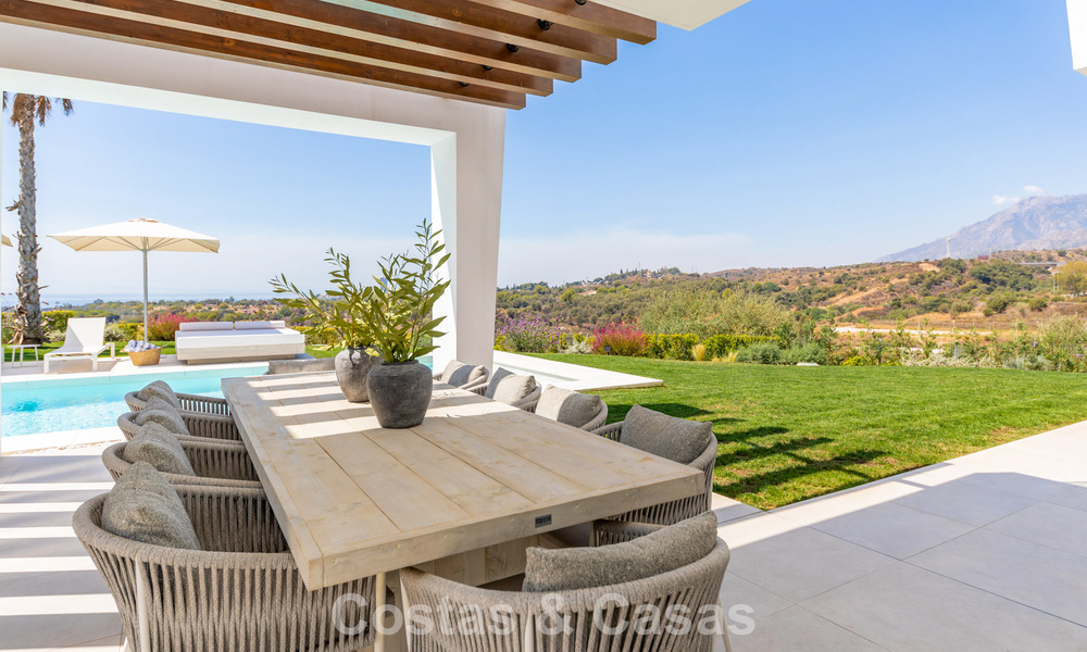 Villa moderniste au design épuré et à la vue imprenable sur la mer à vendre dans une communauté golfique protégée à East Marbella 63595