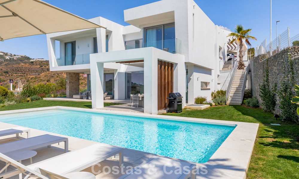 Villa moderniste au design épuré et à la vue imprenable sur la mer à vendre dans une communauté golfique protégée à East Marbella 63596