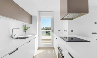 Penthouse moderne près de la mer avec 3 chambres à vendre dans un complexe contemporain à San Pedro, Marbella 63618 