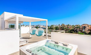 Penthouse moderne près de la mer avec 3 chambres à vendre dans un complexe contemporain à San Pedro, Marbella 63631 