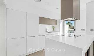 Penthouse moderne près de la mer avec 3 chambres à vendre dans un complexe contemporain à San Pedro, Marbella 63641 