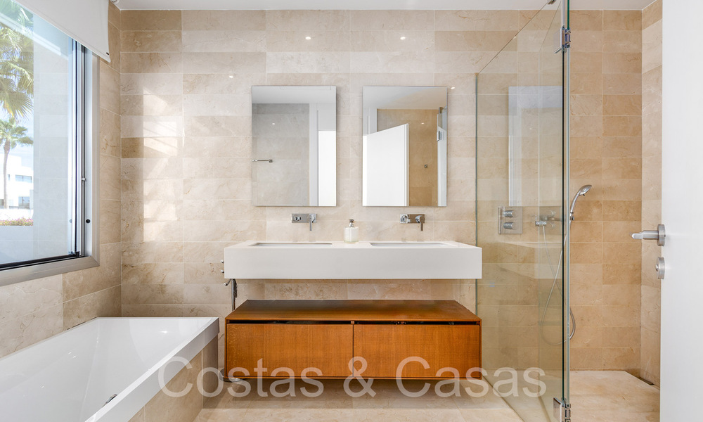 Villa de luxe moderniste à vendre dans un quartier naturel très recherché à l'est du centre de Marbella 63820