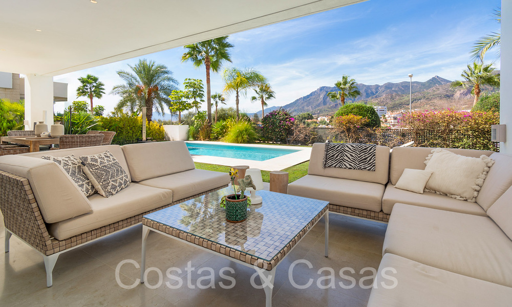 Villa de luxe moderniste à vendre dans un quartier naturel très recherché à l'est du centre de Marbella 63825