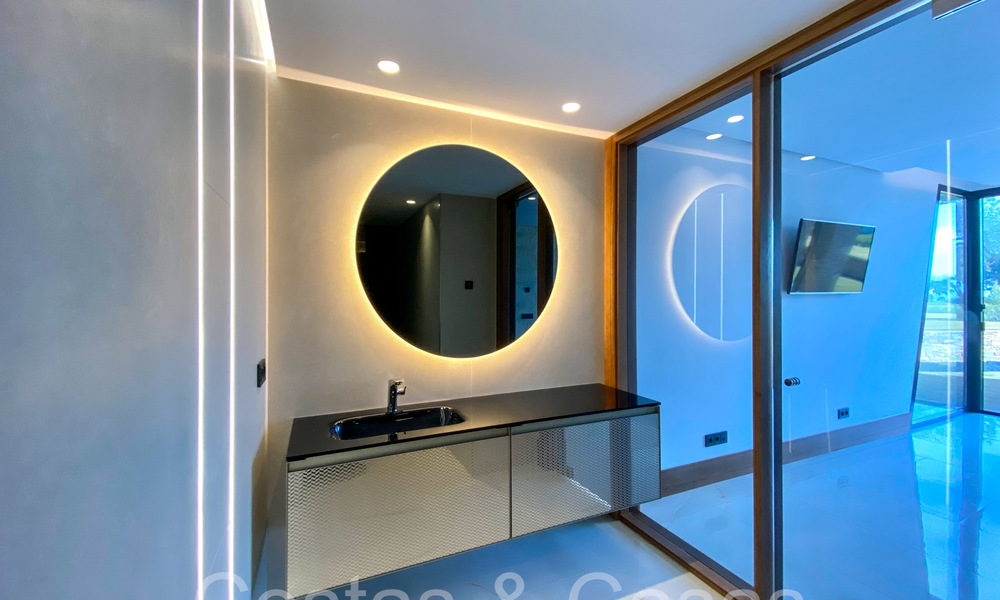 Villa design sophistiquée à vendre au bord d'un terrain de golf dans un complexe prestigieux à Sotogrande - San Roque, Costa del Sol 63998