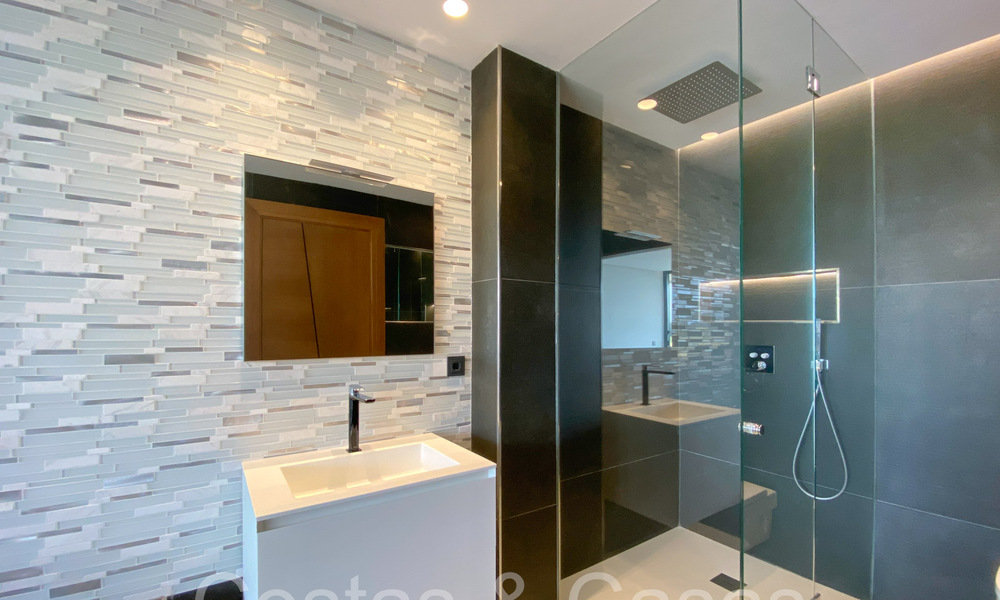 Villa design sophistiquée à vendre au bord d'un terrain de golf dans un complexe prestigieux à Sotogrande - San Roque, Costa del Sol 64000