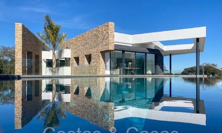 Villa design sophistiquée à vendre au bord d'un terrain de golf dans un complexe prestigieux à Sotogrande - San Roque, Costa del Sol 64001