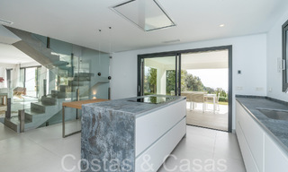 Prête à emménager, villa de luxe moderne à vendre avec piscine à débordement dans une communauté fermée exclusive à Benalmadena, Costa del Sol 64076 