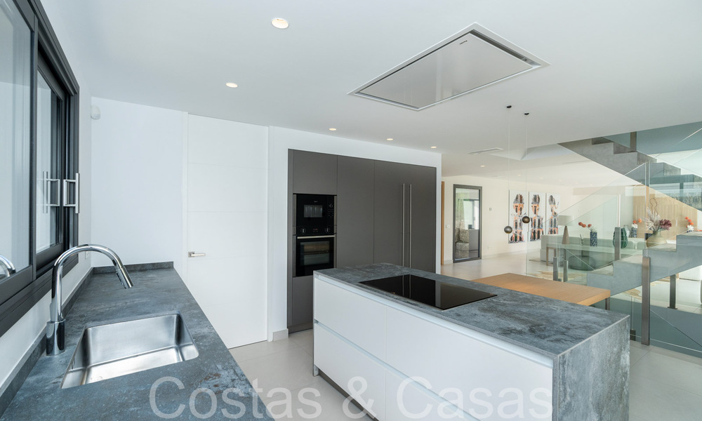 Prête à emménager, villa de luxe moderne à vendre avec piscine à débordement dans une communauté fermée exclusive à Benalmadena, Costa del Sol 64077