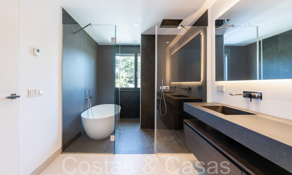 Prête à emménager, villa de luxe moderne à vendre avec piscine à débordement dans une communauté fermée exclusive à Benalmadena, Costa del Sol 64080