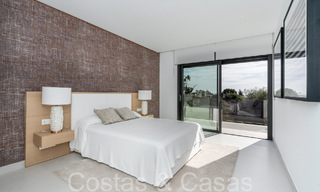 Prête à emménager, villa de luxe moderne à vendre avec piscine à débordement dans une communauté fermée exclusive à Benalmadena, Costa del Sol 64086 