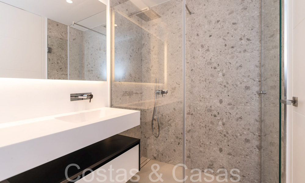 Prête à emménager, villa de luxe moderne à vendre avec piscine à débordement dans une communauté fermée exclusive à Benalmadena, Costa del Sol 64087