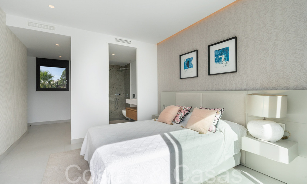 Prête à emménager, villa de luxe moderne à vendre avec piscine à débordement dans une communauté fermée exclusive à Benalmadena, Costa del Sol 64089