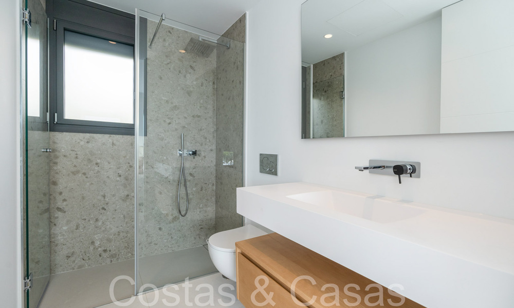 Prête à emménager, villa de luxe moderne à vendre avec piscine à débordement dans une communauté fermée exclusive à Benalmadena, Costa del Sol 64090