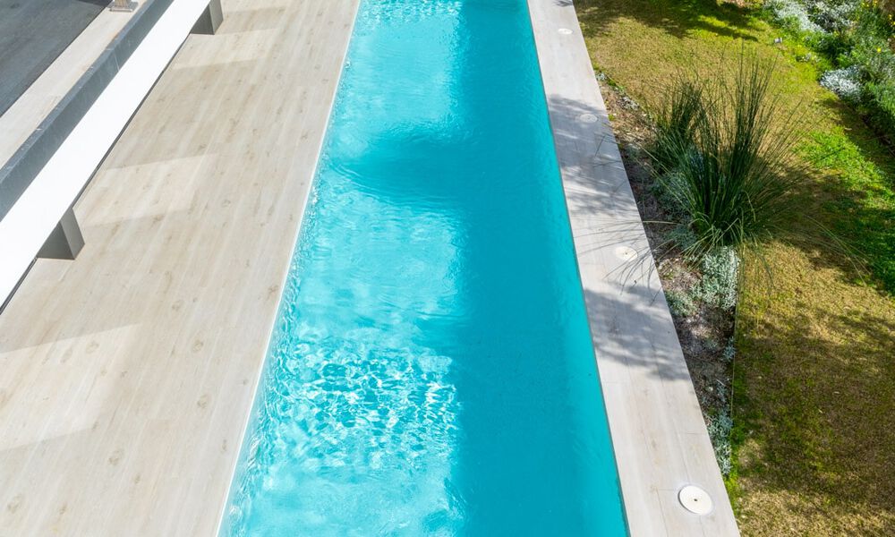 Prête à emménager, villa de luxe moderne à vendre avec piscine à débordement dans une communauté fermée exclusive à Benalmadena, Costa del Sol 64092