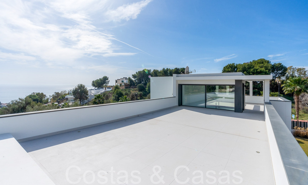 Prête à emménager, villa de luxe moderne à vendre avec piscine à débordement dans une communauté fermée exclusive à Benalmadena, Costa del Sol 64093