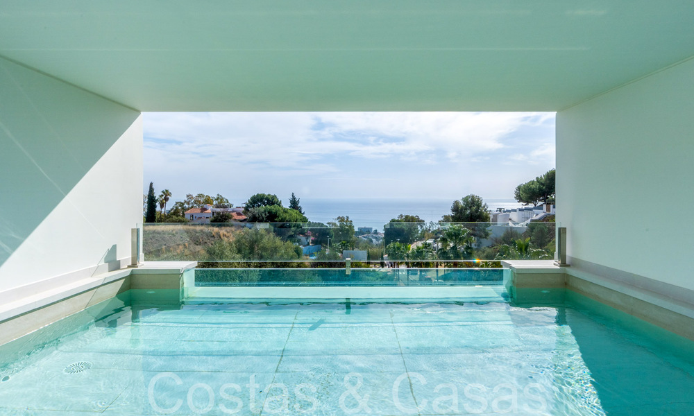Prête à emménager, villa de luxe moderne à vendre avec piscine à débordement dans une communauté fermée exclusive à Benalmadena, Costa del Sol 64095