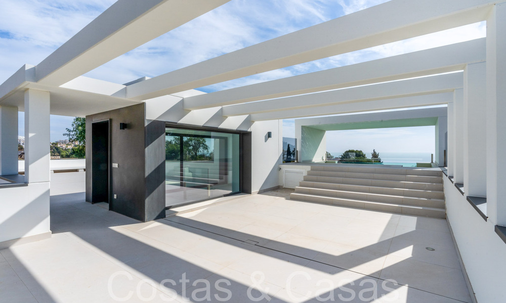 Prête à emménager, villa de luxe moderne à vendre avec piscine à débordement dans une communauté fermée exclusive à Benalmadena, Costa del Sol 64096