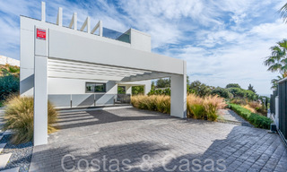 Prête à emménager, villa de luxe moderne à vendre avec piscine à débordement dans une communauté fermée exclusive à Benalmadena, Costa del Sol 64098 