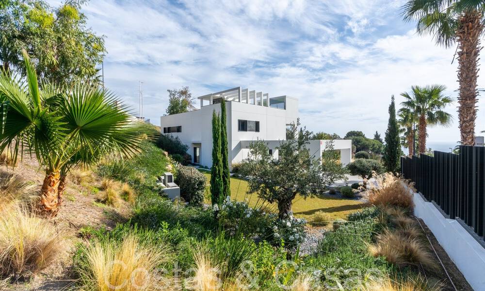 Prête à emménager, villa de luxe moderne à vendre avec piscine à débordement dans une communauté fermée exclusive à Benalmadena, Costa del Sol 64099