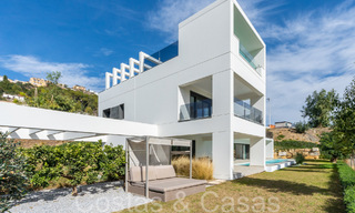 Prête à emménager, villa de luxe moderne à vendre avec piscine à débordement dans une communauté fermée exclusive à Benalmadena, Costa del Sol 64101 