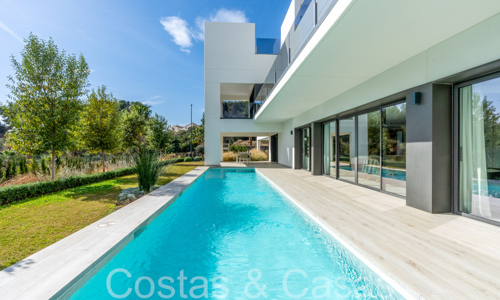 Prête à emménager, villa de luxe moderne à vendre avec piscine à débordement dans une communauté fermée exclusive à Benalmadena, Costa del Sol 64102